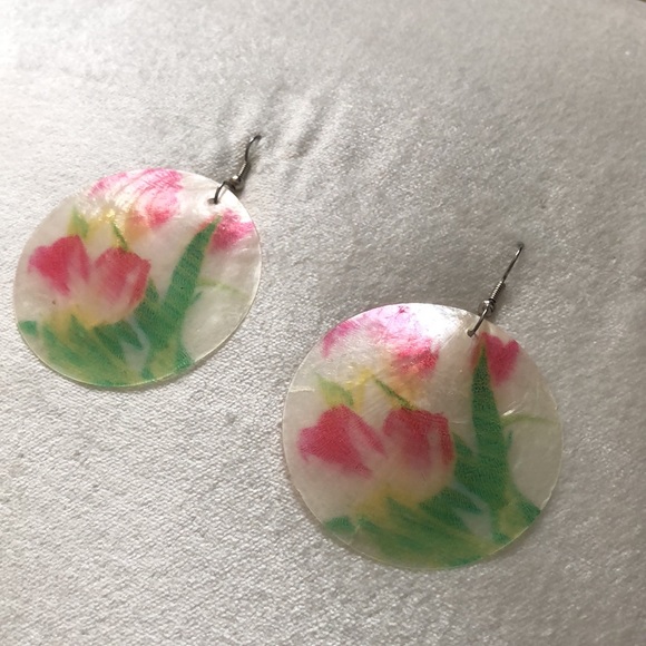 Hand painted pearlized shell earrings with flower design - Picture 2 of 14